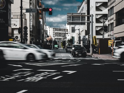 日间在道路上行驶的车辆